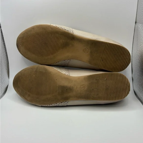 Bueno Women's Beige and Taupe Loafers - Picture 8 of 10